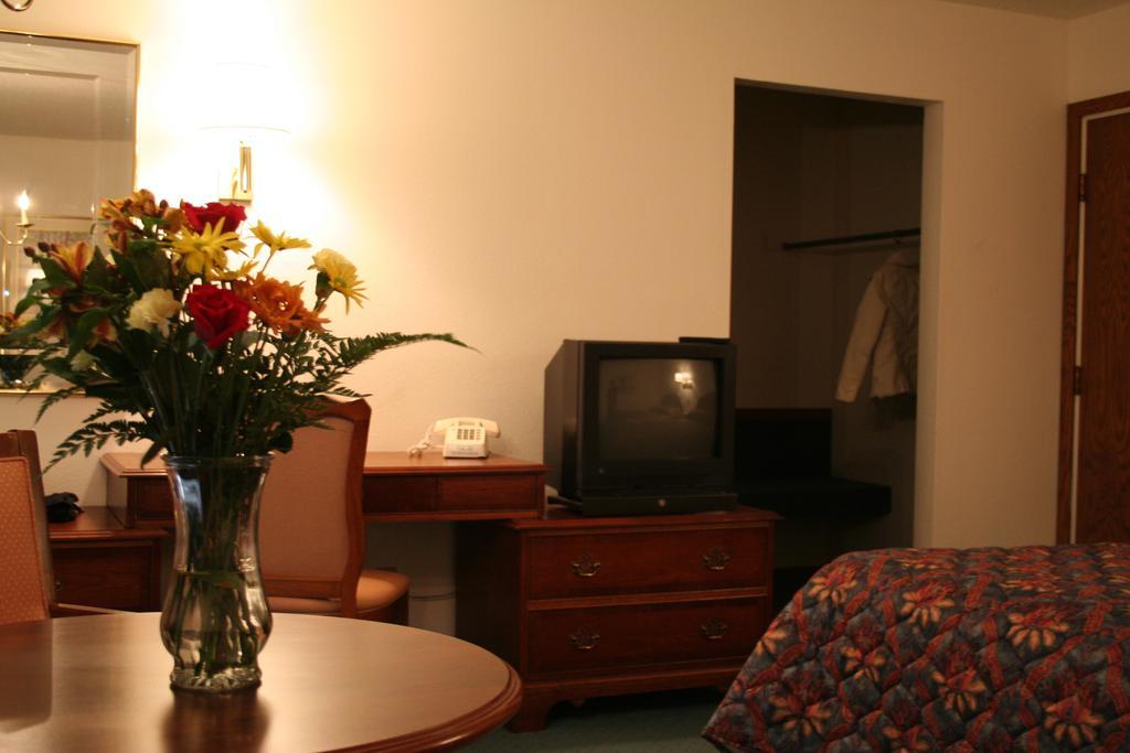University Inn Cedar Falls Esterno foto