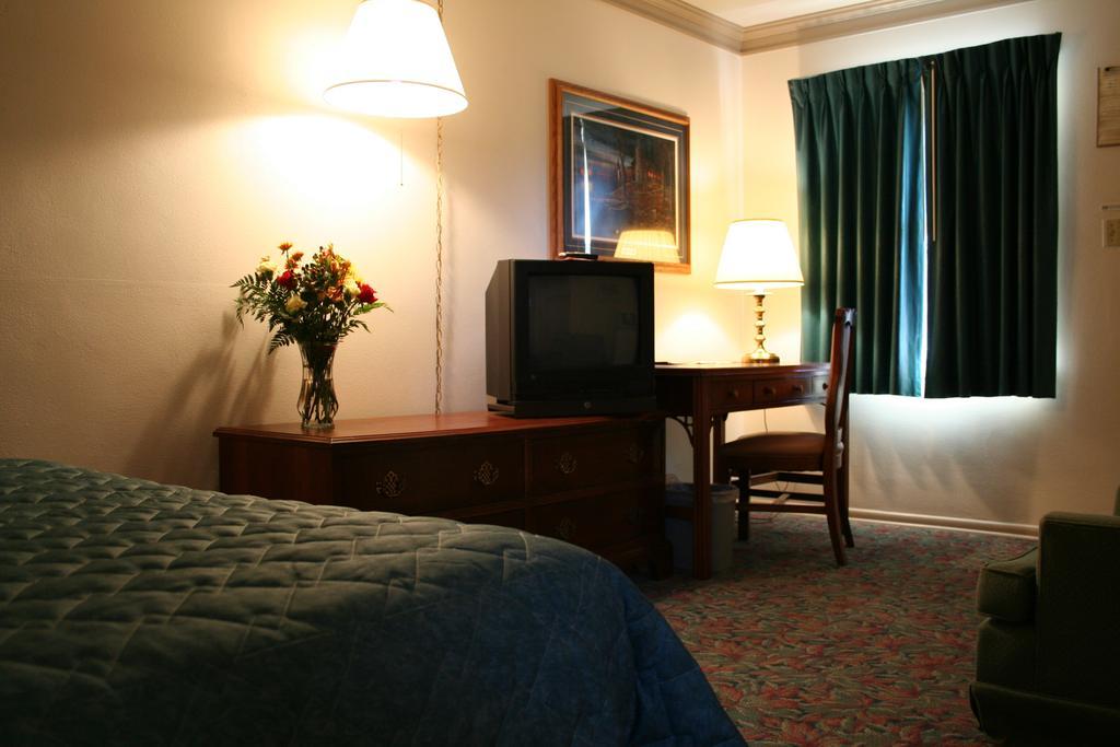 University Inn Cedar Falls Esterno foto