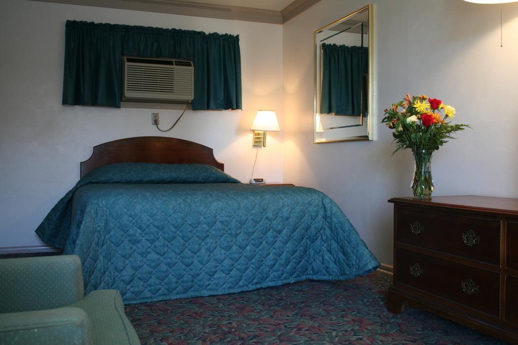 University Inn Cedar Falls Esterno foto